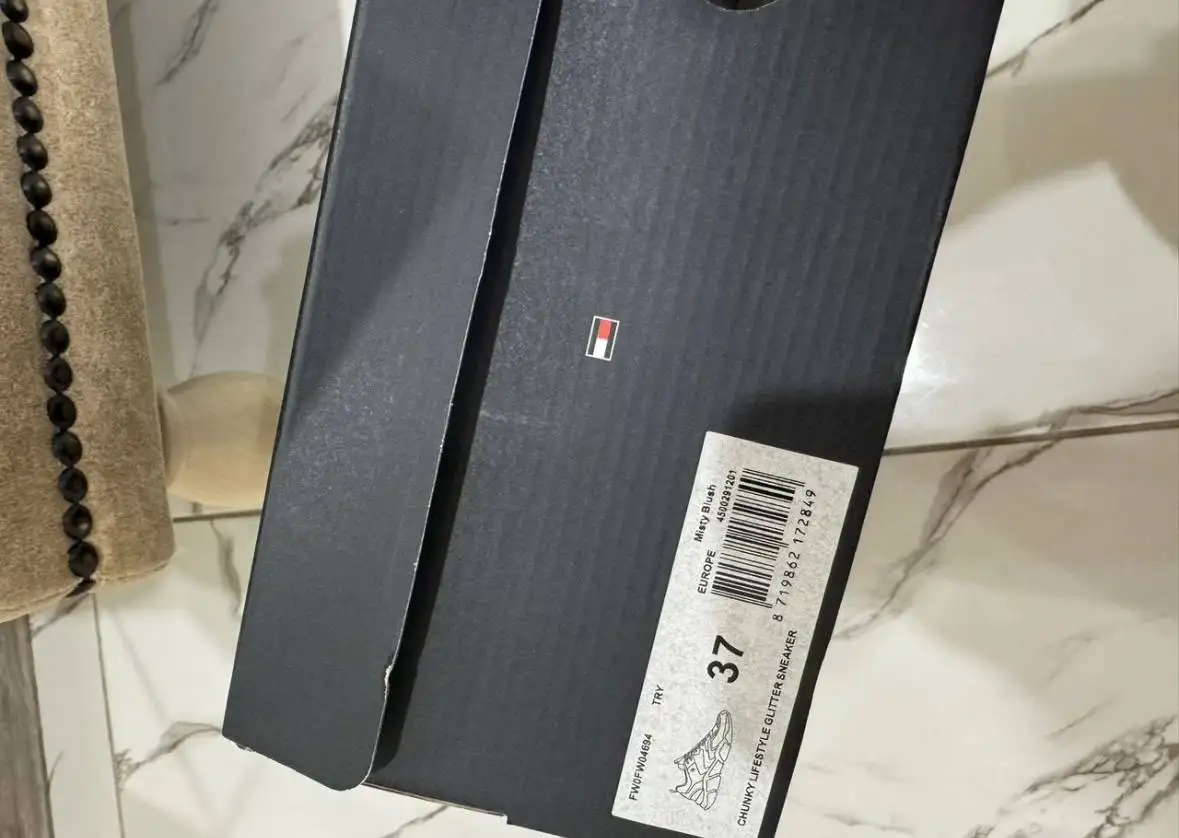 Продажа оригинальных кед Guess, кроссовок Tommy Hilfiger, клатча Moschino и поясной сумки - Обувь и аксессуары (Одежда) в Томск