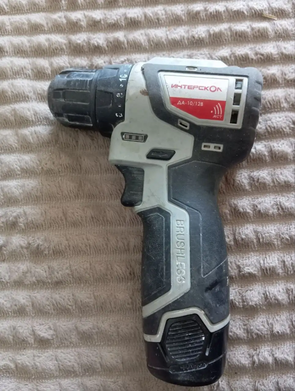Дрель-шуруповерт Интерскол 36Вт с двумя аккумуляторами - null (Барахолка) в Томск