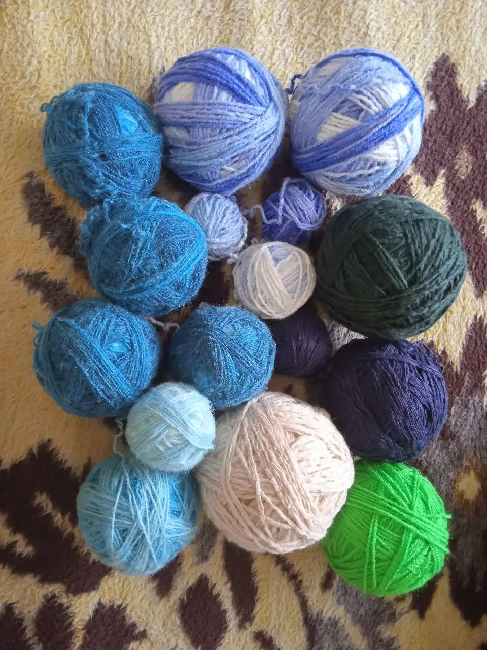 Продам большой пакет пряжи 2.5 кг - Рукоделие (Хобби и отдых) в Томск