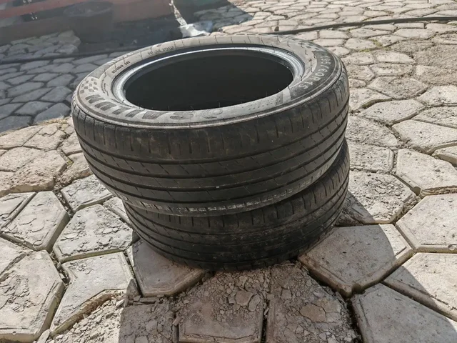 Продажа двух шин 3500₽ - Фары в Томск
