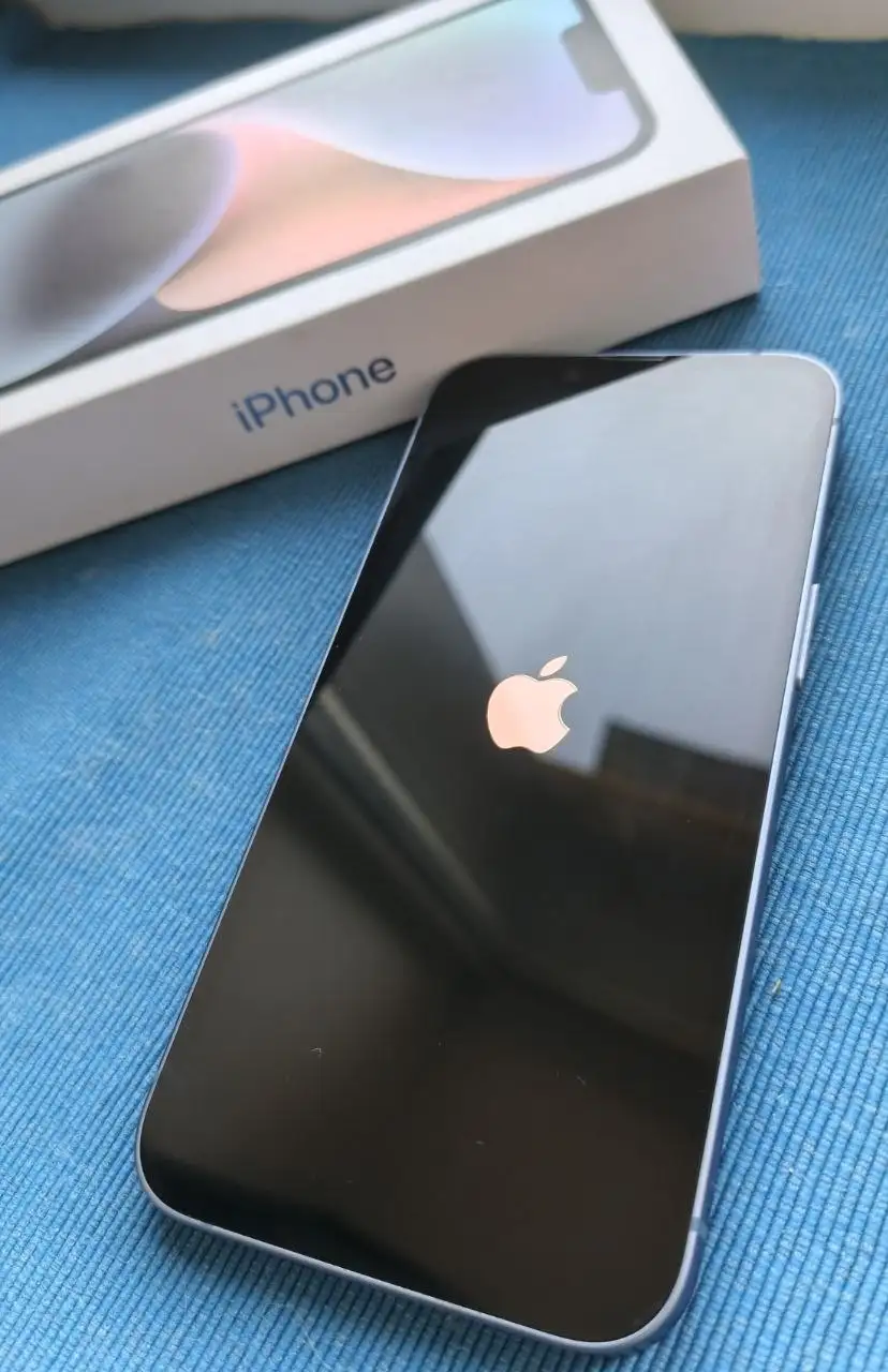 IPhone 14 128GB голубой + 6 чехлов - Мобильные телефоны (Электроника) в Томск