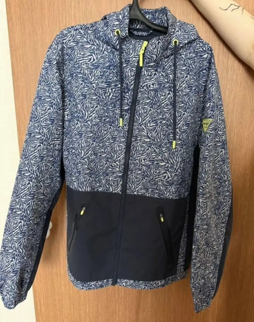 Продам ветровку Guess - Верхняя одежда (Одежда) в Томск