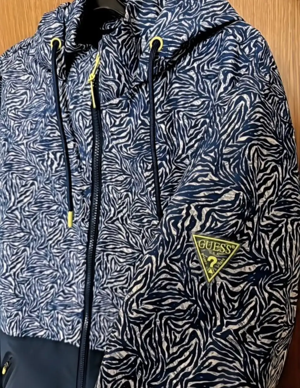 Продам ветровку Guess - Верхняя одежда (Одежда) в Томск