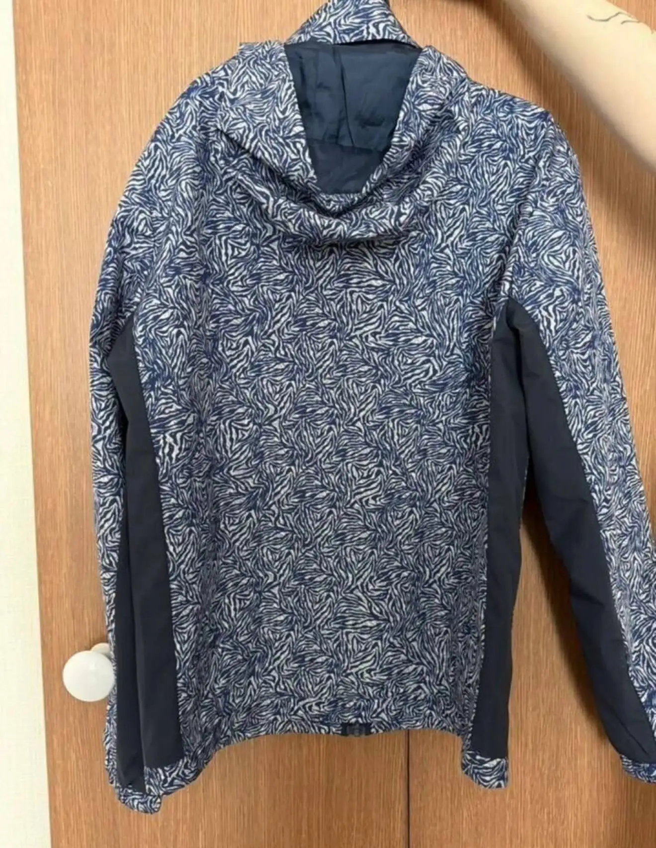 Продам ветровку Guess - Верхняя одежда (Одежда) в Томск