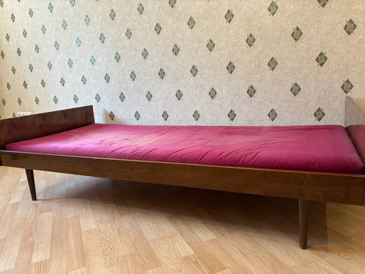 Продам кровать с матрасом - Мебель для спальни (Для дома и дачи) в Томск
