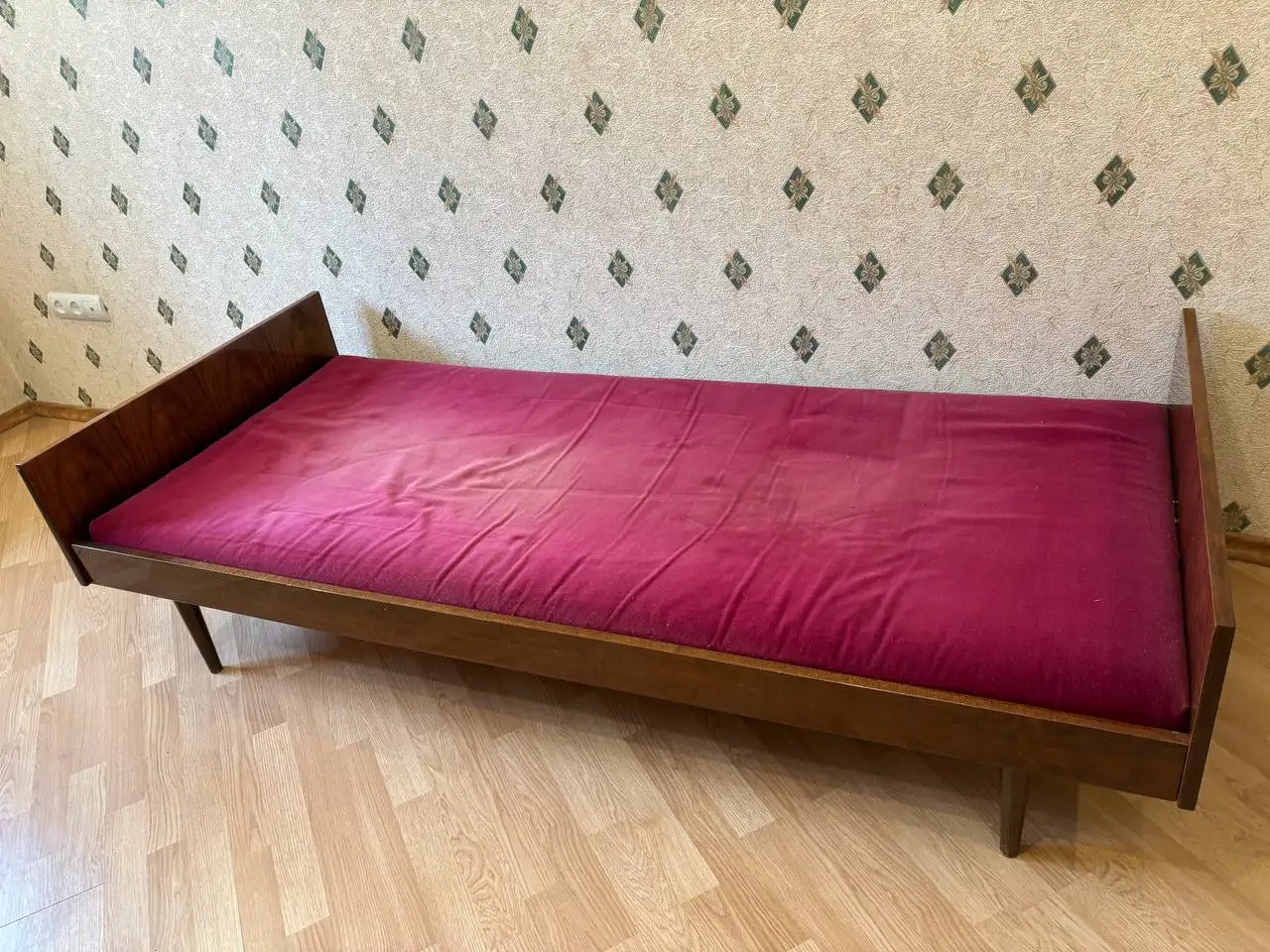 Продам кровать с матрасом - Мебель для спальни (Для дома и дачи) в Томск