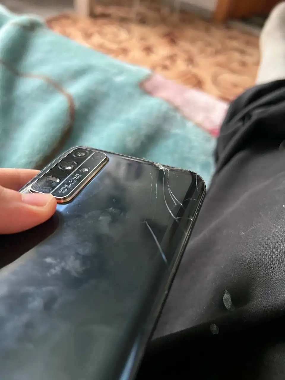 Honor 30 с неработающим отпечатком - Смартфоны () в Томск