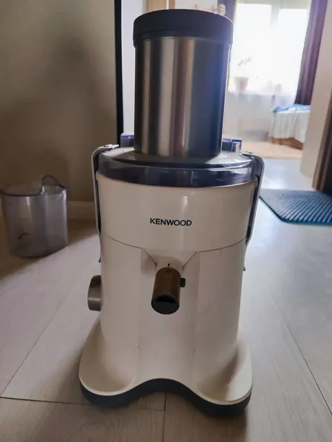 Продам профессиональную центробежную соковыжималку Kenwood - Столовые приборы в Томск