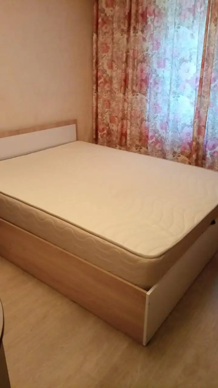 Кровать с матрасом почти новая - Мебель (Для дома и дачи) в Томск