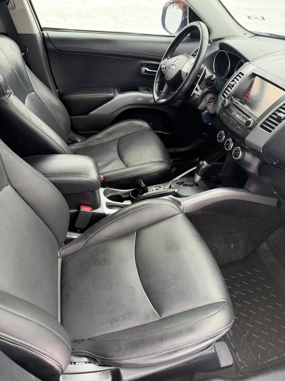 Mitsubishi Outlander 2011 2.4 CVT 4WD - Авто в Москва