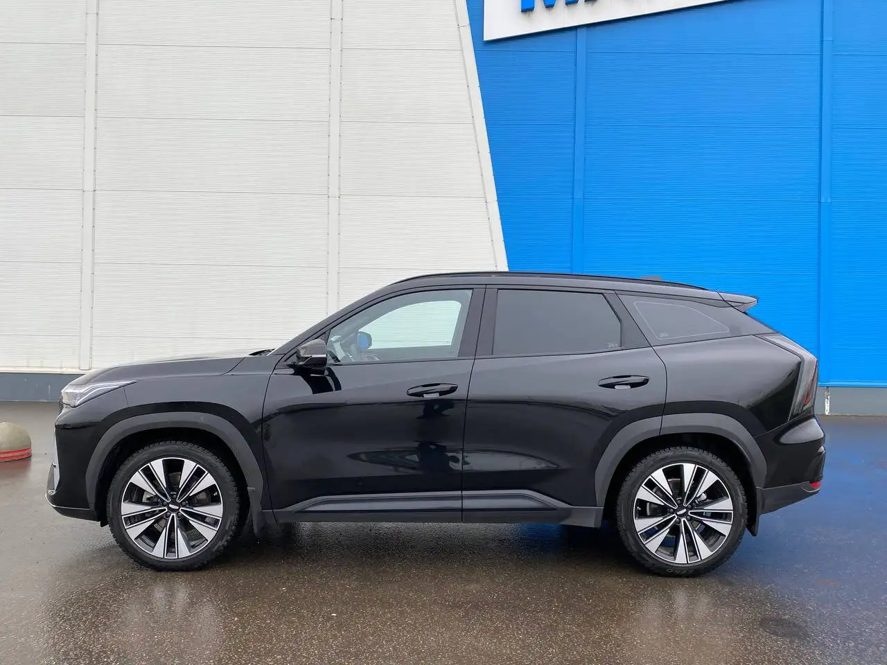 Geely ATLAS 2025 года с пробегом 20 тыс. км - Авто в Москва