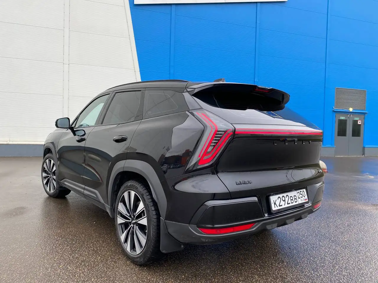 Geely ATLAS 2025 года с пробегом 20 тыс. км - Авто в Москва