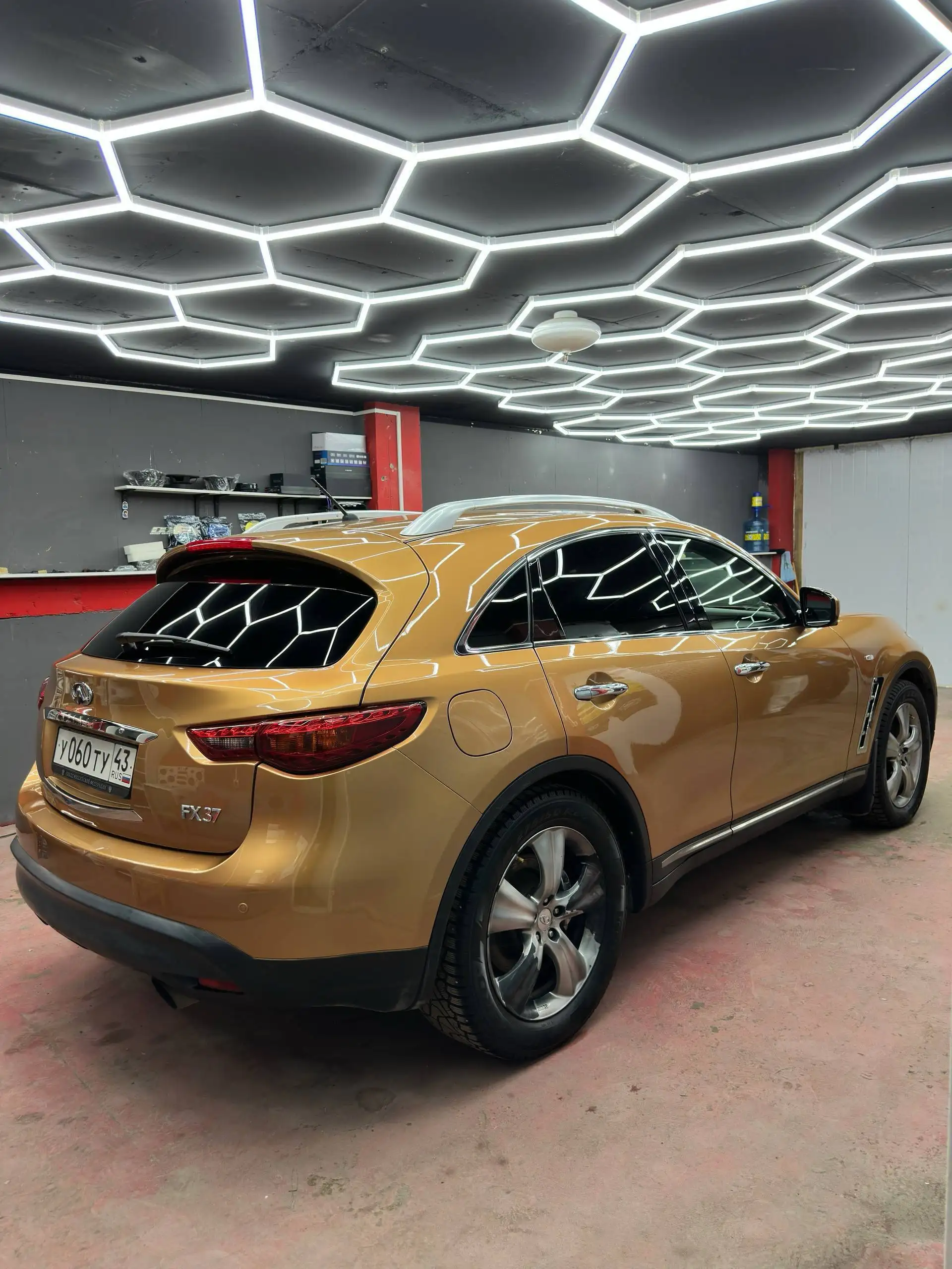 Продается Infiniti FX37 2010 года - Авто в Москва