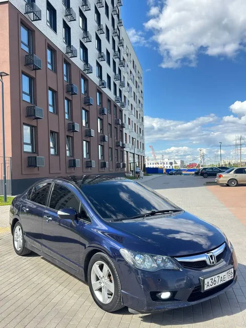 Honda Civic 8 рестайлинг - Hyundai Accent в Москва