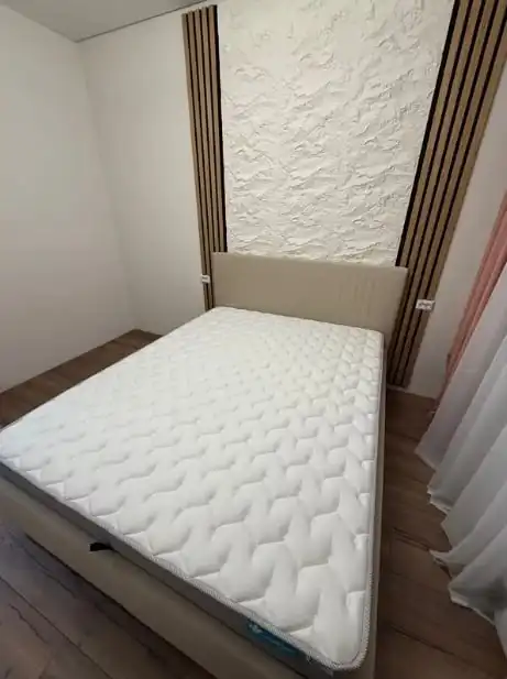 Двуспальная кровать с ортопедическим матрасом