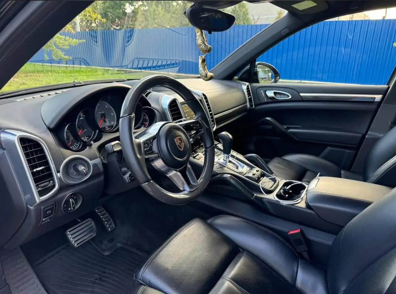 Porsche Cayenne S 4.2 AT 2015 года в Москве