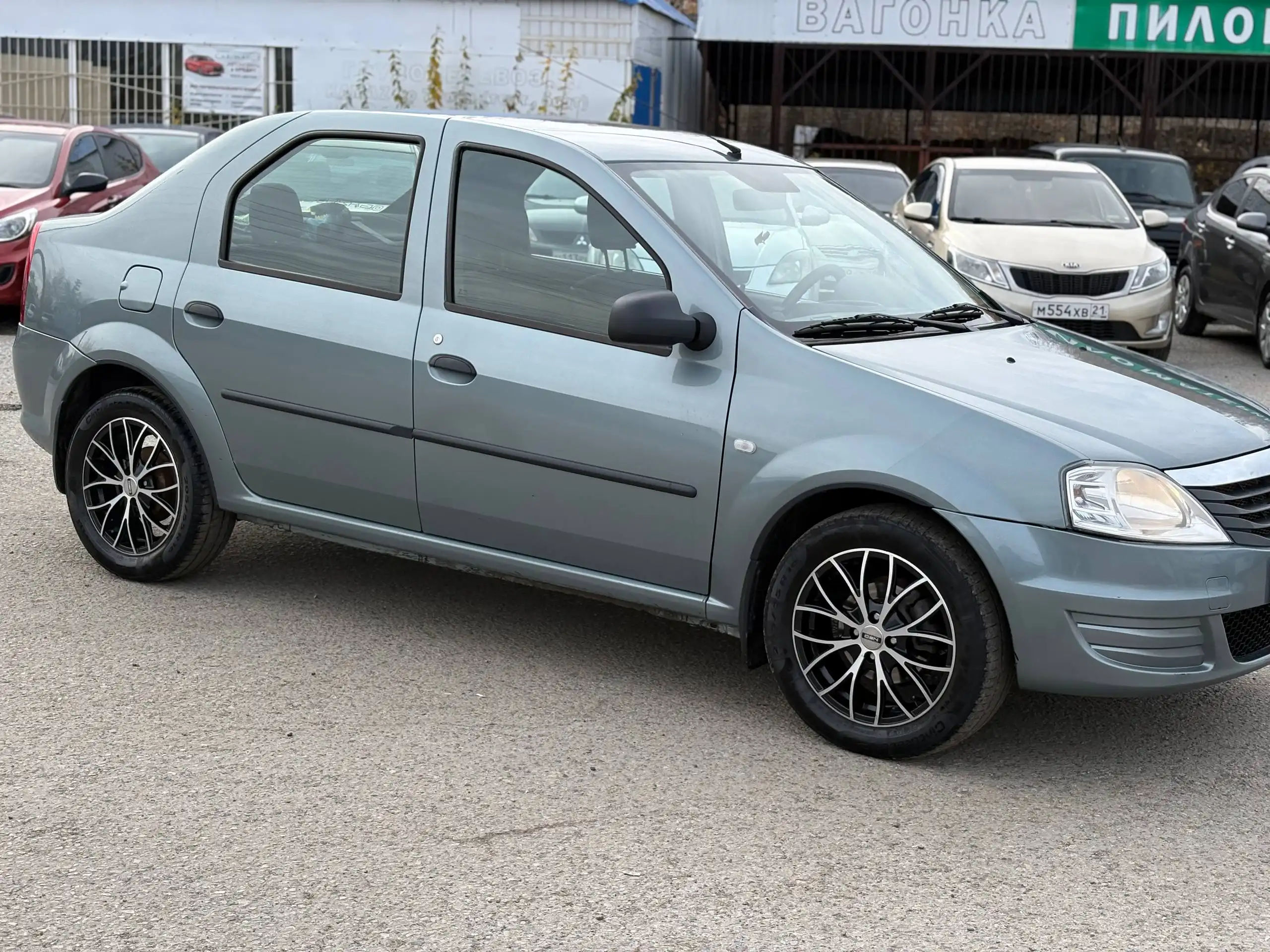 Renault Logan 2012 автомат в отличном состоянии
