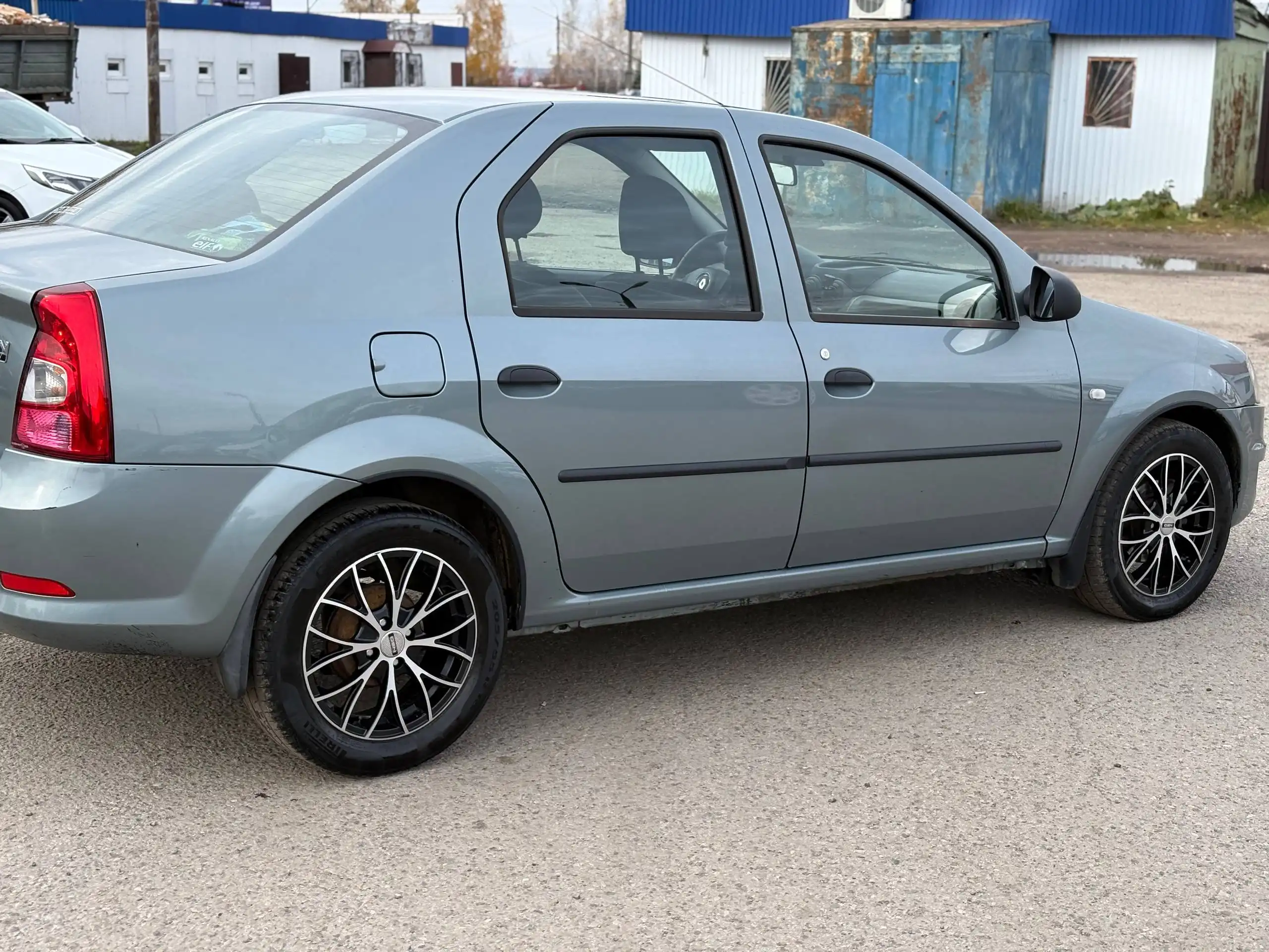 Renault Logan 2012 автомат в отличном состоянии