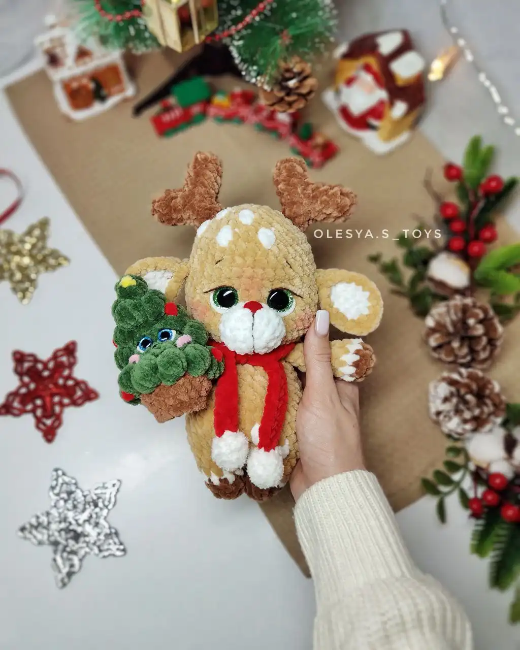 Вязаная игрушка олененок с ёлочкой на Новый год