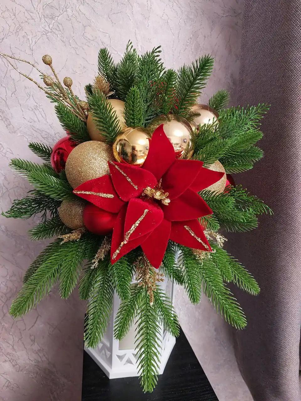 Новогодний декор и елочки на высокой ножке