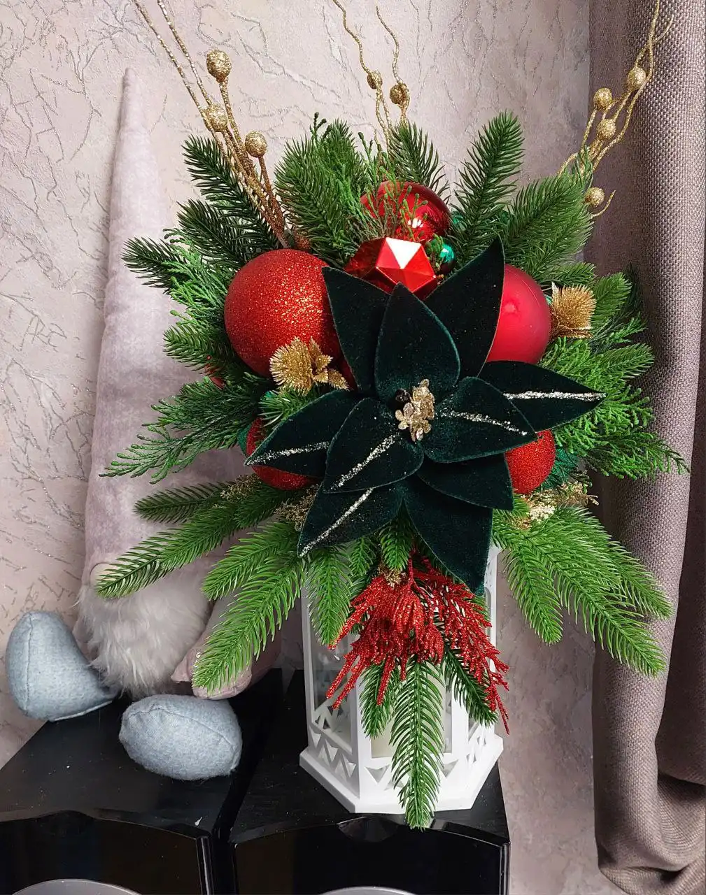 Новогодний декор и елочки на высокой ножке