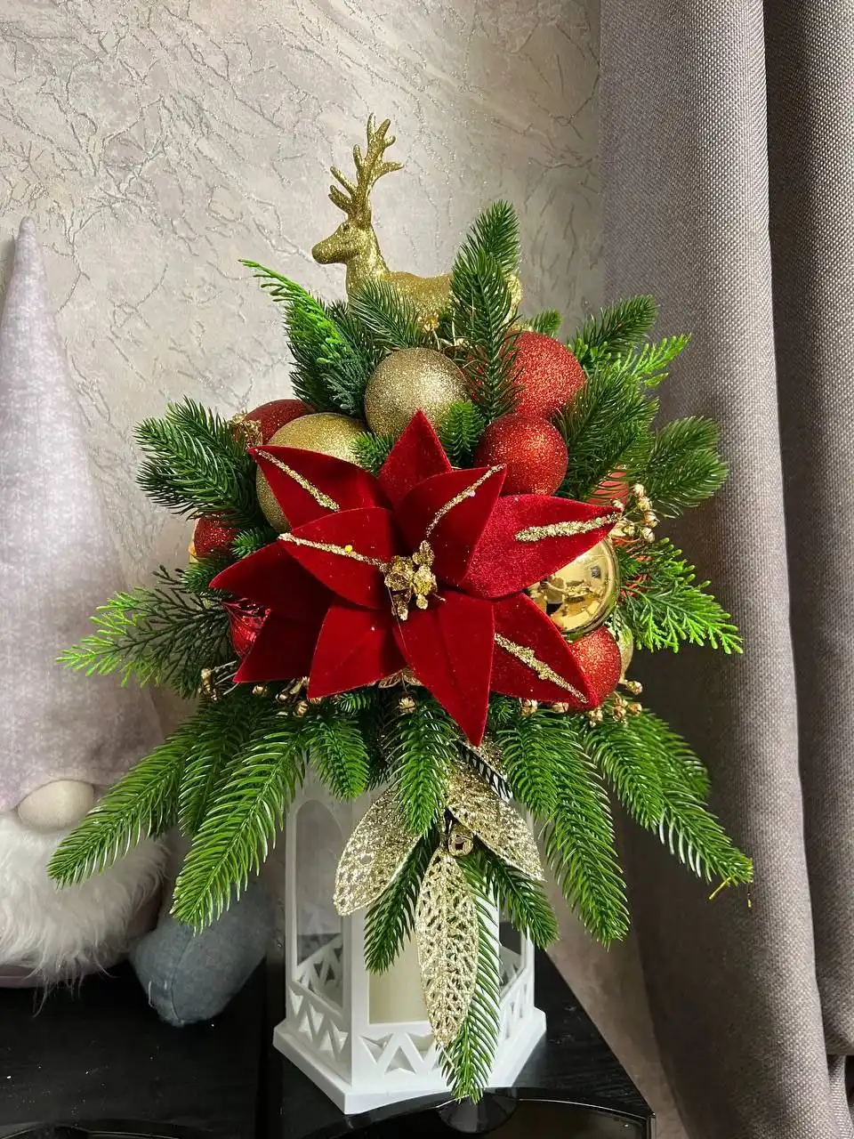 Новогодний декор и елочки на высокой ножке