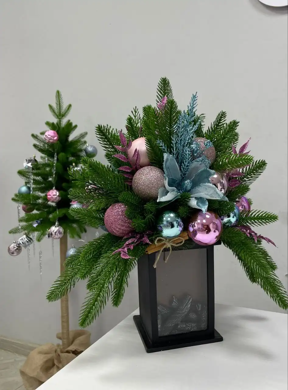 Новогодний декор и елочки на высокой ножке