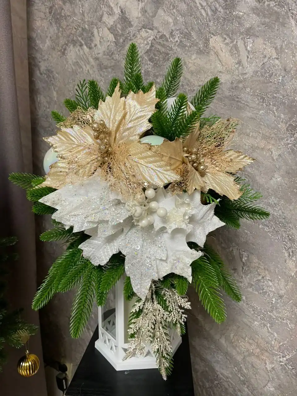 Новогодний декор и елочки на высокой ножке