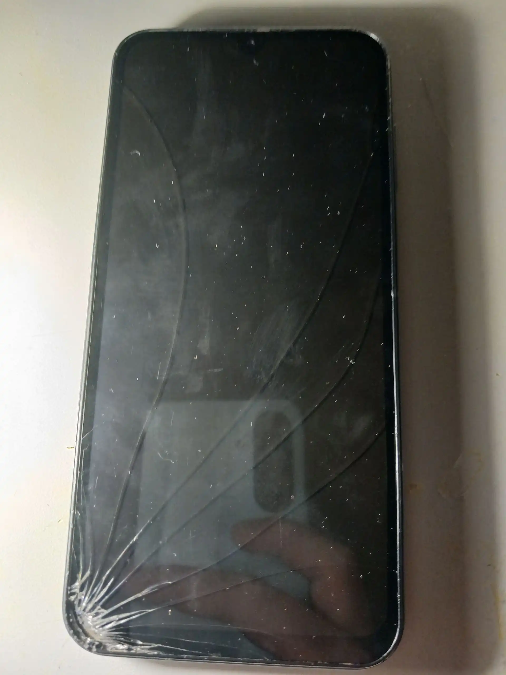 Телефон Samsung A15 с трещиной на дисплее