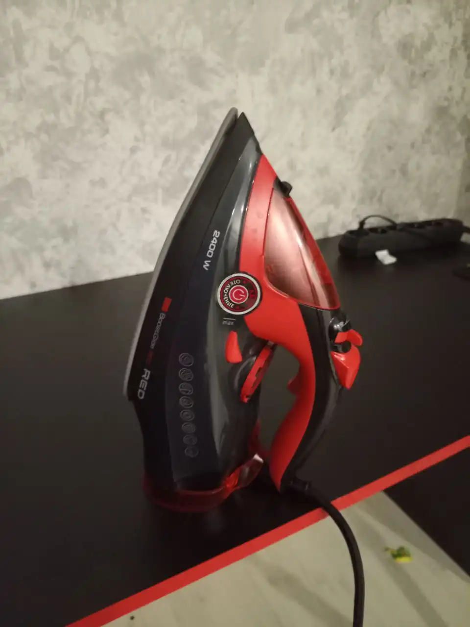 Продам утюг Red Solution и отпариватель Welgot с гладильной доской
