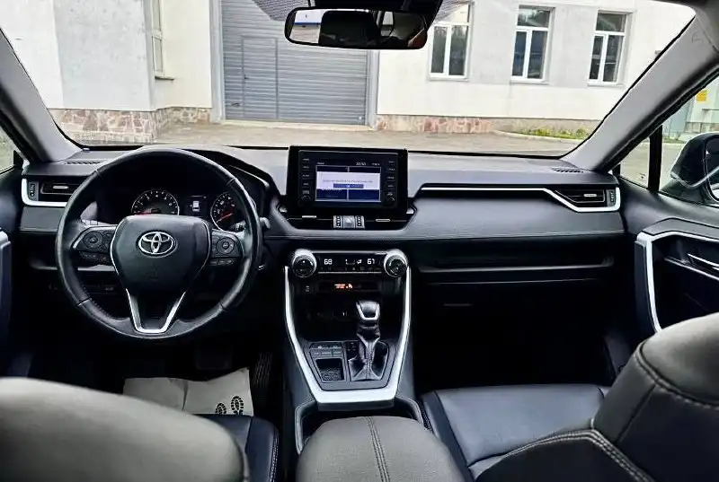 Продажа Toyota RAV4 2020 года