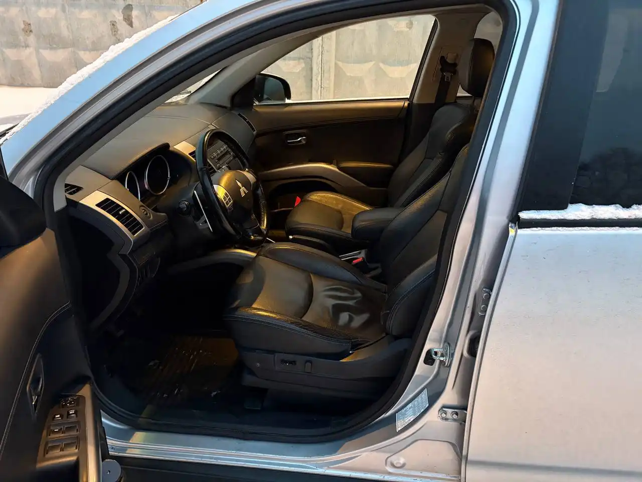 Mitsubishi Outlander 2.4 (вариатор) 4WD 2011 года - Внедорожники/кроссоверы (Авто) в Москва