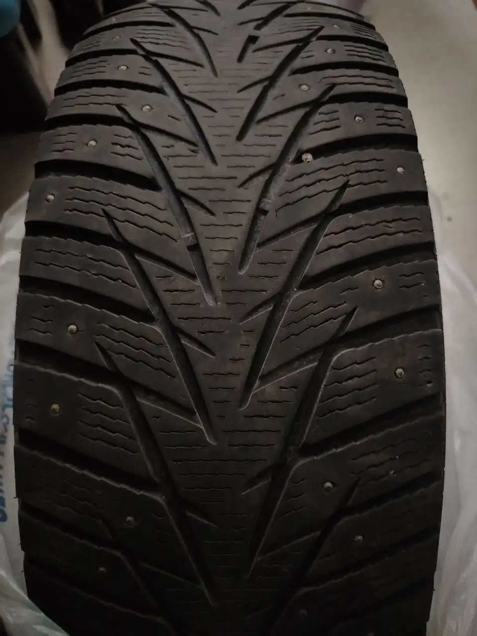 Зимние шины 235/60 R18 в хорошем состоянии - Шины и диски (Авто) в Москва
