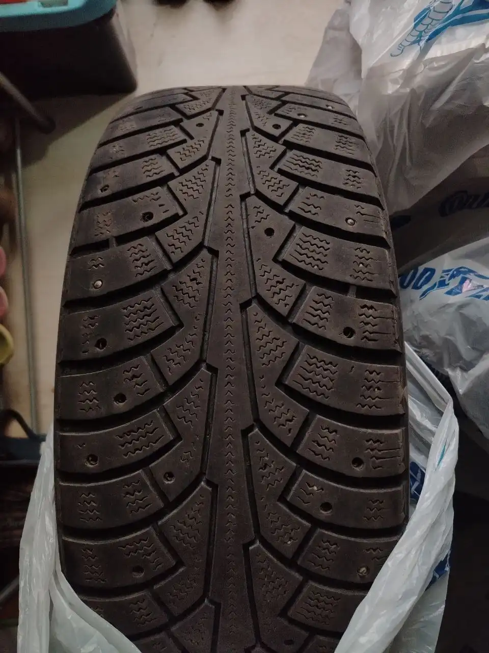 Зимние шины 235/60 R18 в хорошем состоянии - Шины и диски (Авто) в Москва