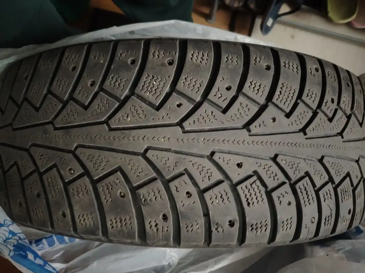 Зимние шины 235/60 R18 в хорошем состоянии - Шины и диски (Авто) в Москва