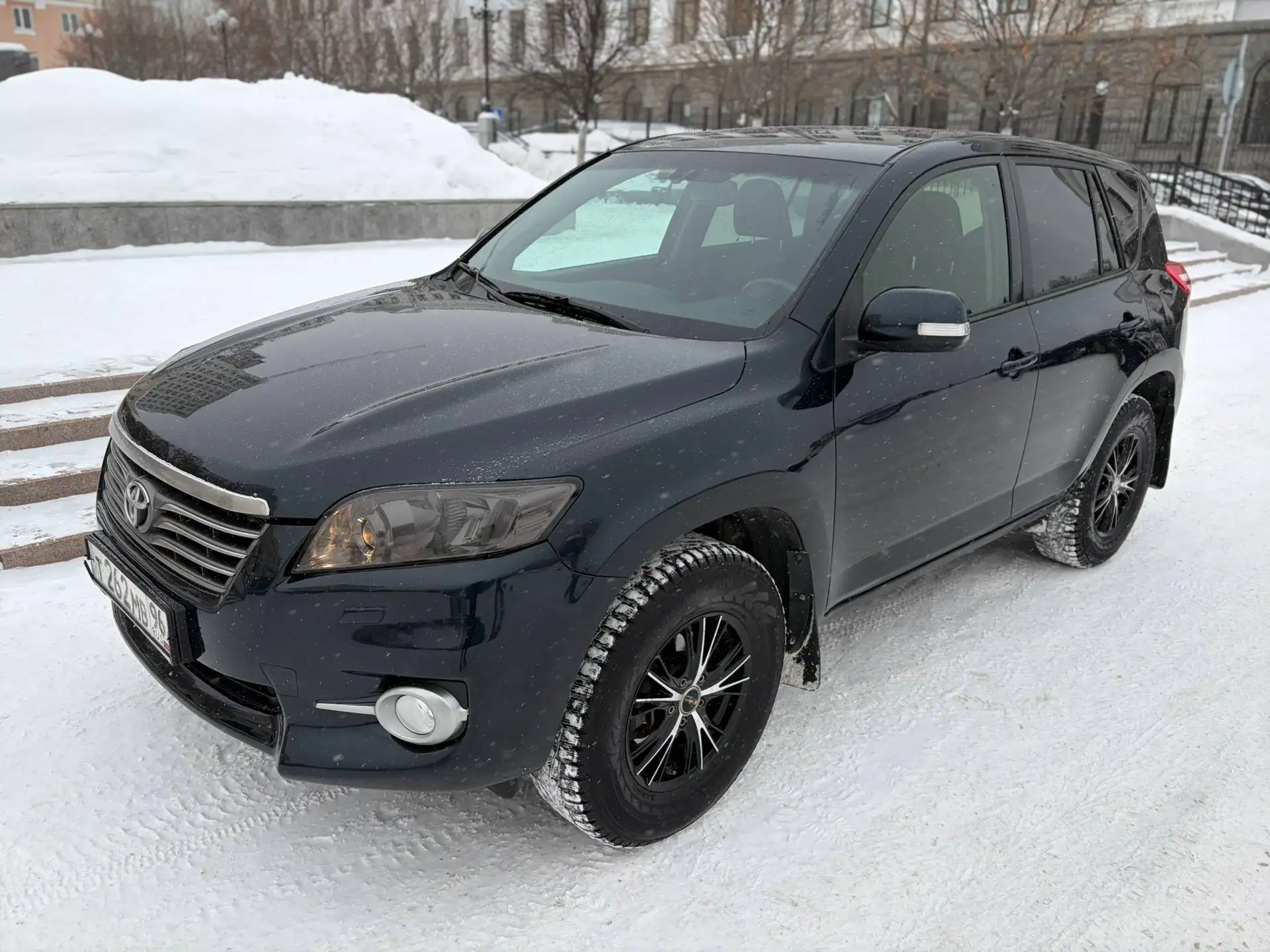 Toyota RAV4 2011 года в отличном состоянии - Внедорожники и кроссоверы (Авто) в Екатеринбург