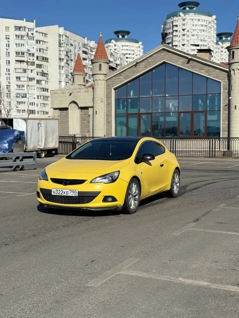 OPEL ASTRA GTC 2013 Рестайлинг - УАЗ Патриот в Москва