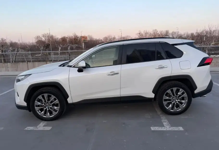 Toyota RAV4 V 2.0 CVT AWD Premium - Внедорожники/Кроссоверы (Авто) в Москва