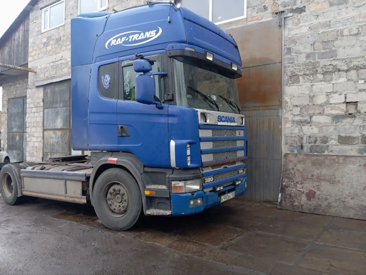 Продам сцепку Skania 114L 380 и Krone шторный - Грузовики и спецтехника (Авто) в Торез