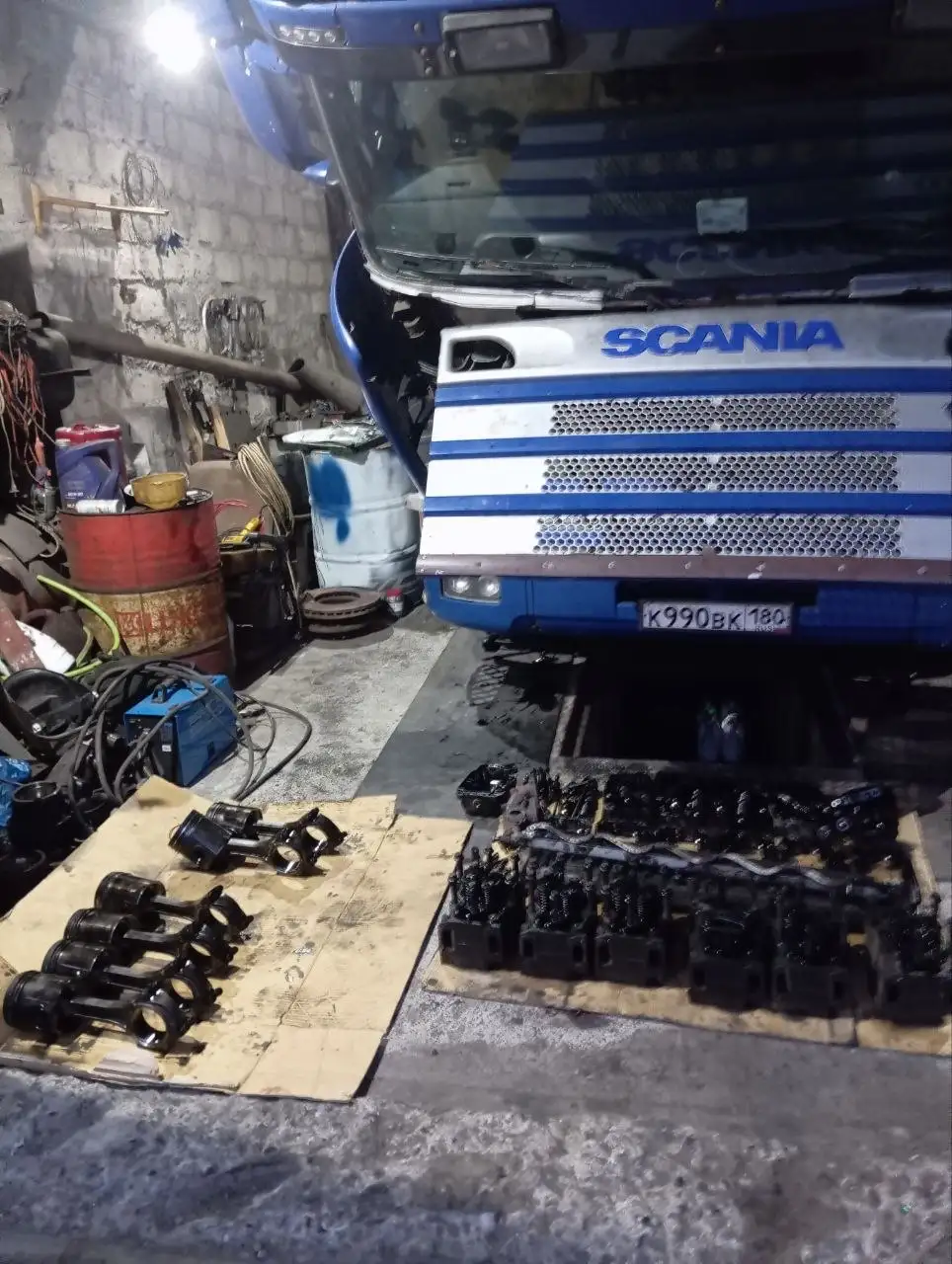 Продам сцепку Skania 114L 380 и Krone шторный - Грузовики и спецтехника (Авто) в Торез