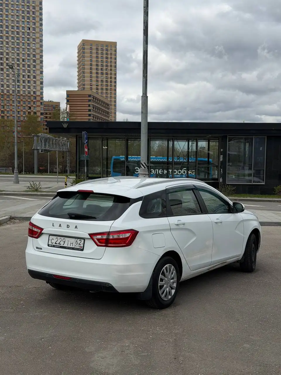Subaru Forester 2005 и Lada Vesta SW Cross 2019 в продаже - Авто в Москва