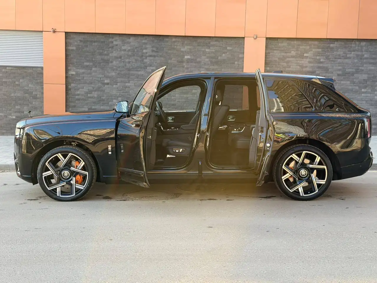 Rolls-Royce Cullinan Black Badge 2025 - Авто в Москва