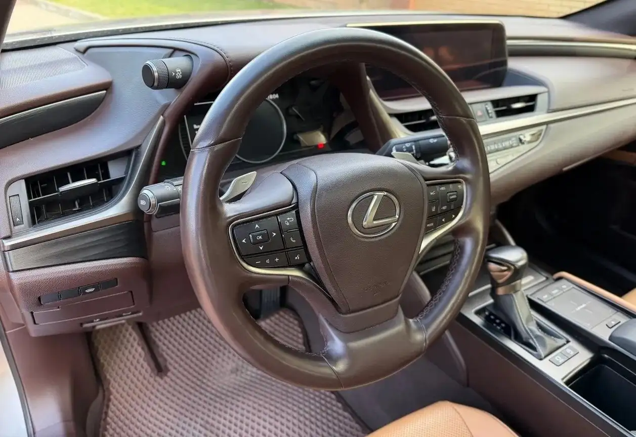 Lexus ES 250 2021 года - Авто в Москва
