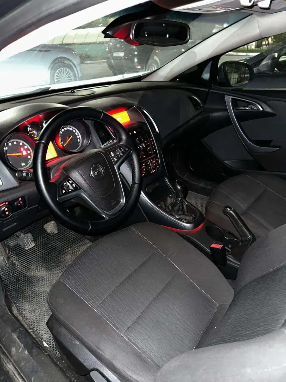 OPEL ASTRA, 2011 на торгах по банкротству - Легковые автомобили (Авто) в Неизвестно
