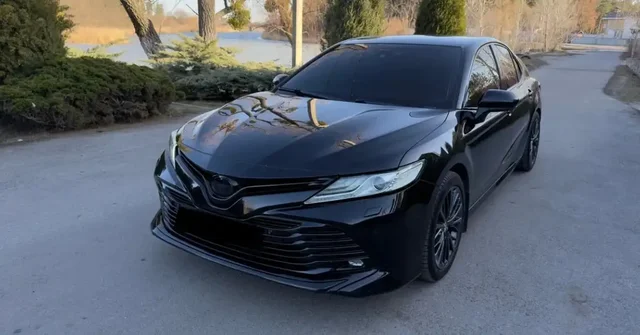 Toyota Camry Hybrid 2019 - Номера и знаки в Москва