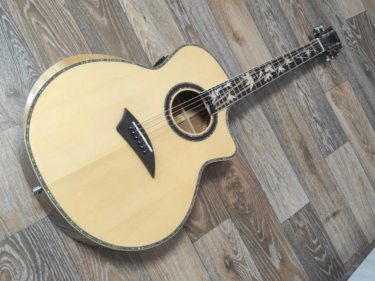 Продажа электрогитары из массива