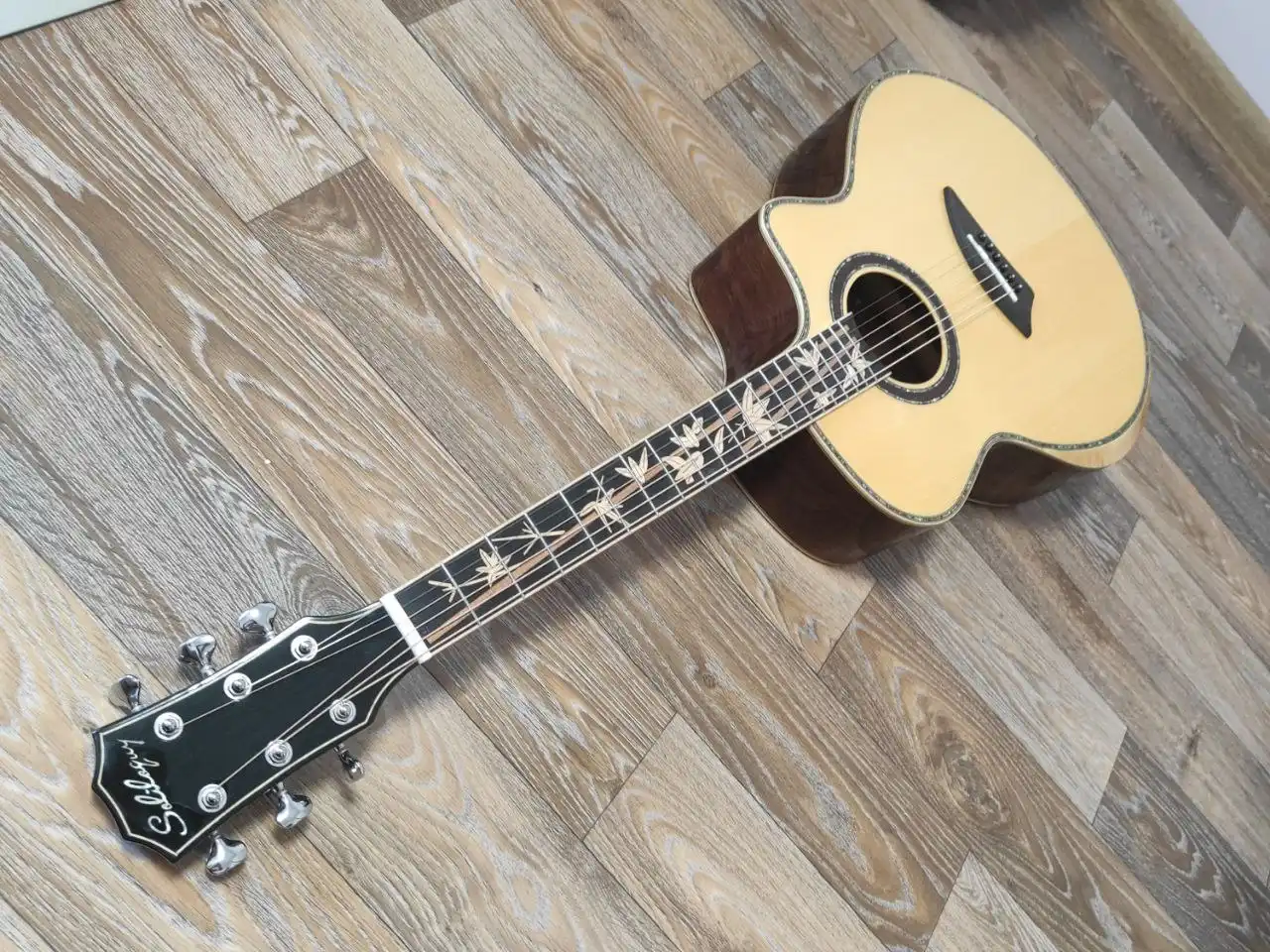 Продажа электрогитары из массива