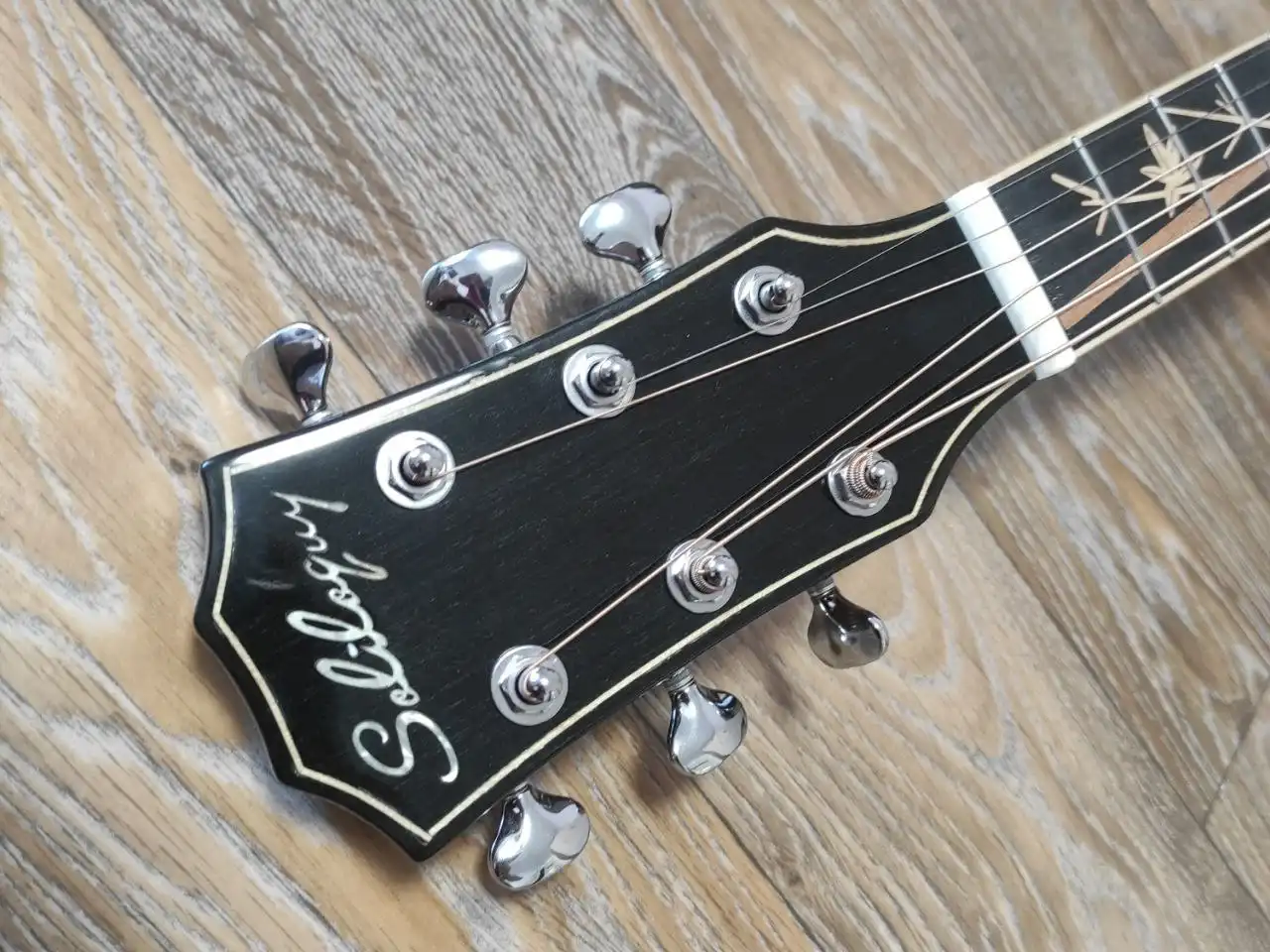 Продажа электрогитары из массива