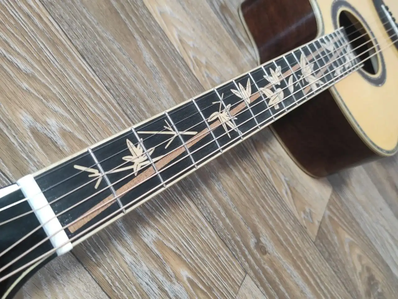 Продажа электрогитары из массива