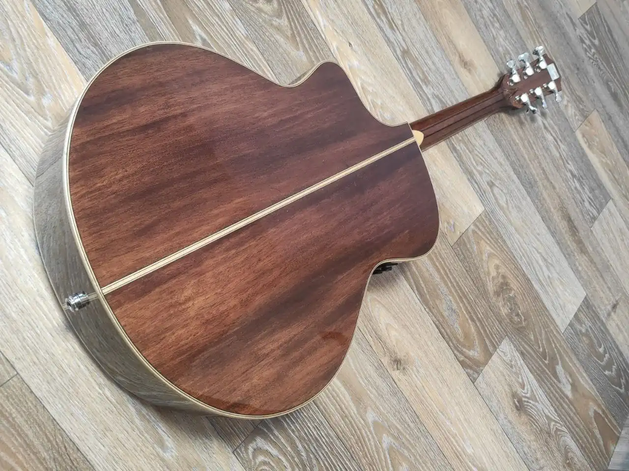 Продажа электрогитары из массива